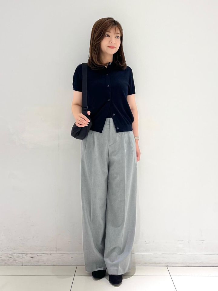 タック入りワイドパンツと合わせて、スマートなお仕事コーデに 出典：StyleHint
