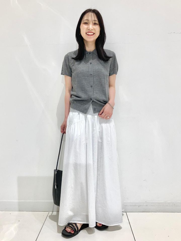 白のフレアロングスカートでフェミニンな雰囲気にまとめて 出典：StyleHint