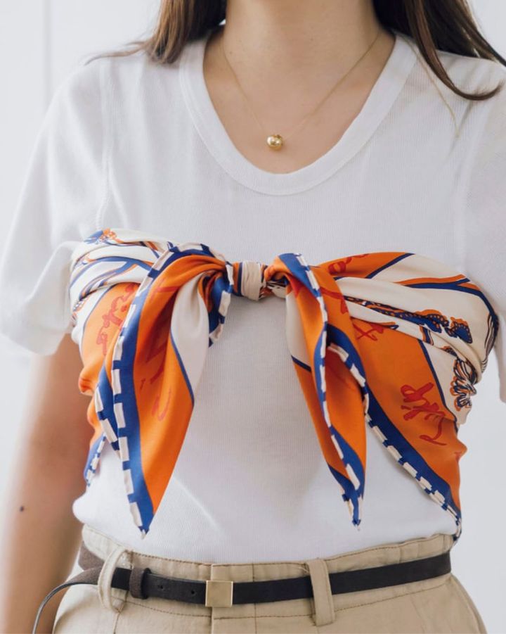 スカーフを三角形に折り、両端を胸元で結ぶ。ここでブラトップ使いしてもOK。