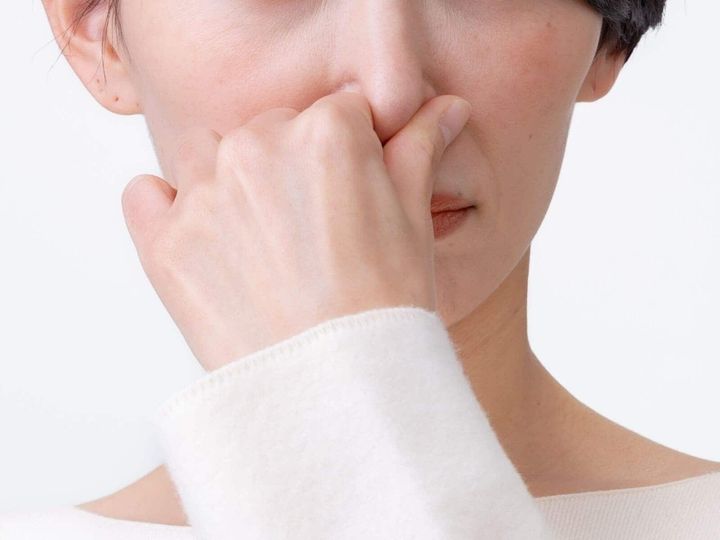 【歯科医が解説】歯磨きやガムでケアしていれば口臭は防げると思っていませんか？ 実は原因は口の中だけとは限らず、よかれと思った対策が逆効果になることもあります。口臭の原因と正しい対策法を解説します。（※画像：Shutterstock.com）