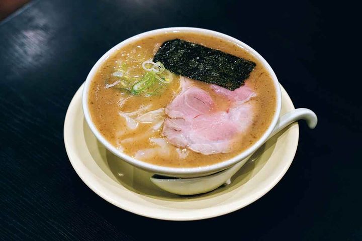 福岡〈中洲川端 きりん〉豚骨ワンタンメン