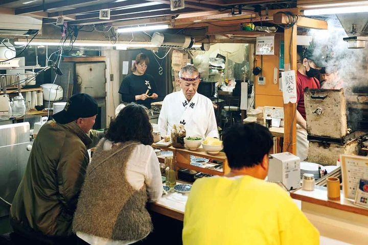 福岡〈屋台 花山〉店内