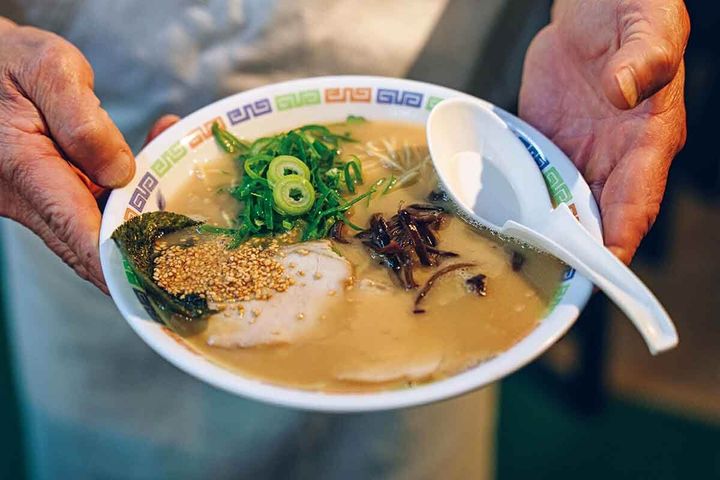 福岡〈屋台 花山〉ラーメン