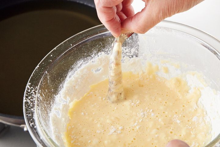 エビを揚げる