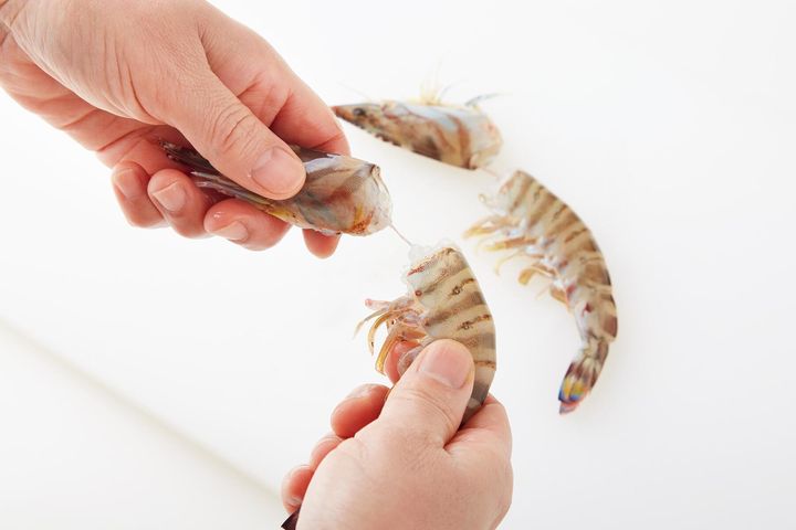エビの頭を取る