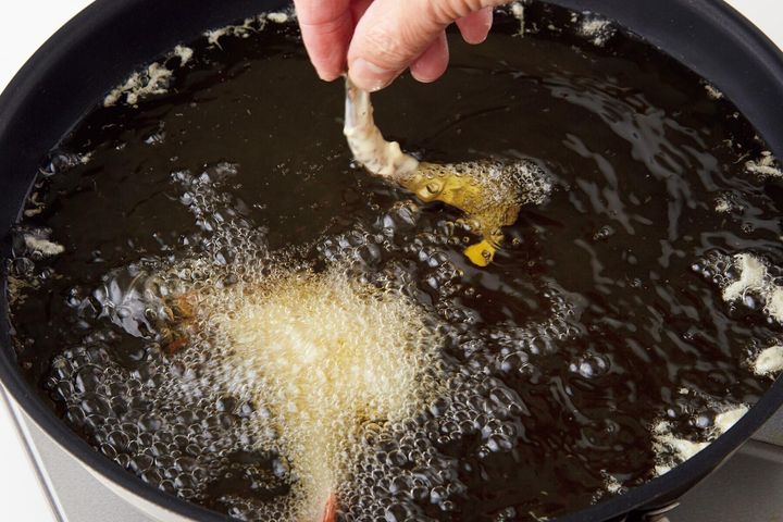 エビを揚げる