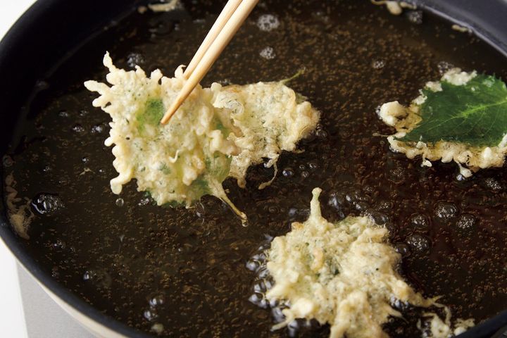 野菜を揚げる