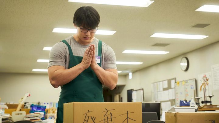 夜ドラ「税金で買った本」第8回より ©️NHK