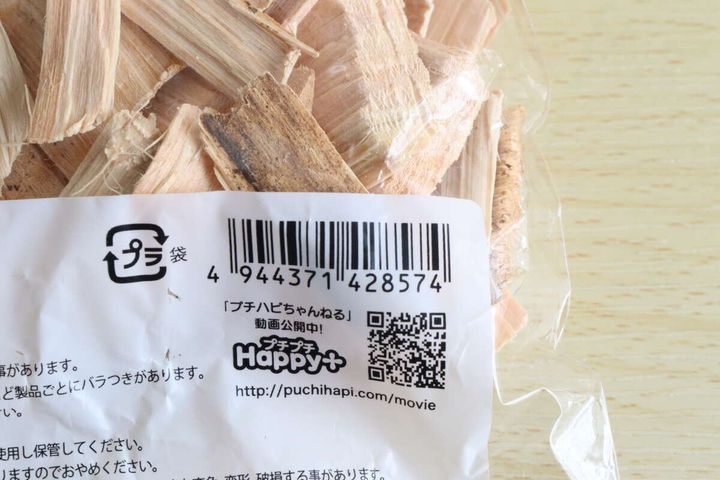 ウッドチップヒノキの袋に印刷されたバーコードと商品情報