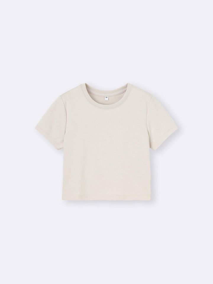 ベージュのシンプルな半袖クロップドTシャツ