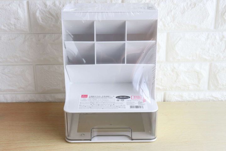白い多機能引き出し文具収納ケースがビニールに包まれた状態