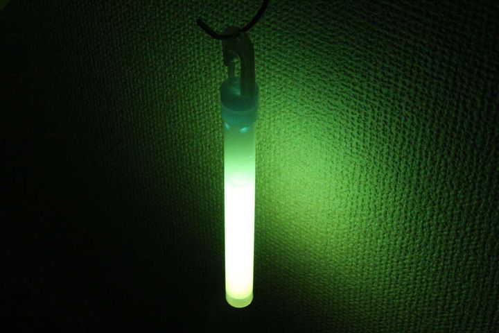 暗闇で緑色に発光しているライトスティック