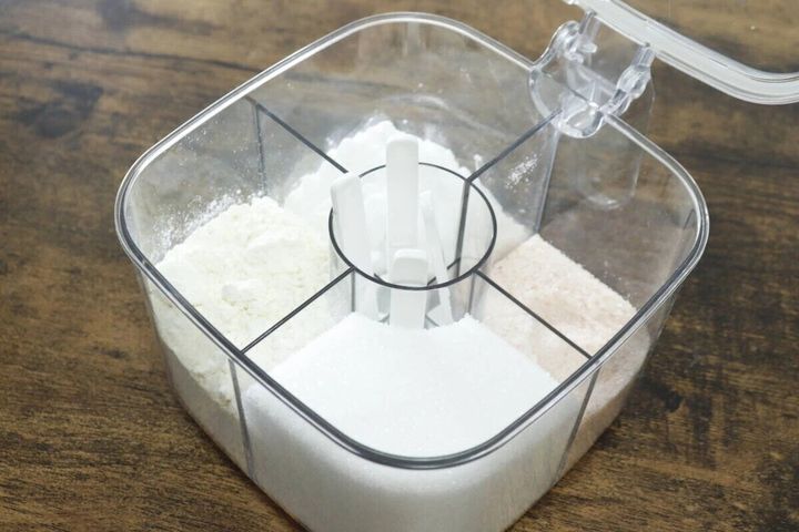 4仕切り調味料ポットに調味料とスプーンが入っている