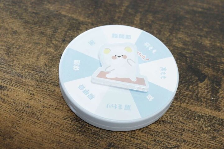 ルーレット付きコンパクトミラーの蓋。ルーレットの項目が見える