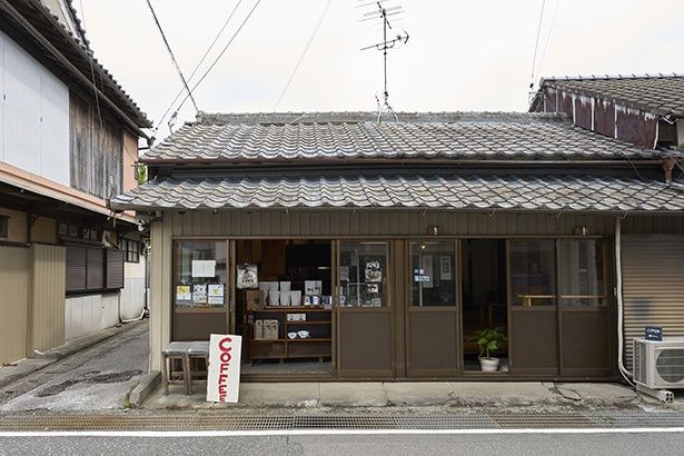 古い商店街に溶け込む店は、元々倉庫向けだった建物をDIYで少しずつ改装