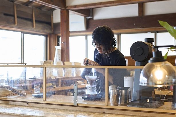 ヘッドバリスタの小林さんは「くろしお珈琲」のワークショップに参加したのを機に入店