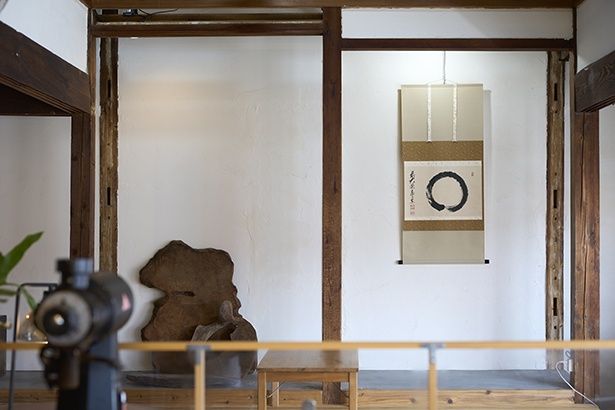 店内には柱や梁、床の間など、木造建築ならではの風合いが随所に残る