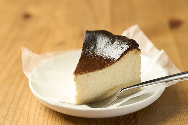 甘さ控えめ、滑らかな食感と軽やかなコクがあとを引く、バスクチーズケーキ530円