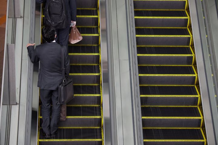 エスカレーターでのトラブルを防ぐには？（画像はイメージ）