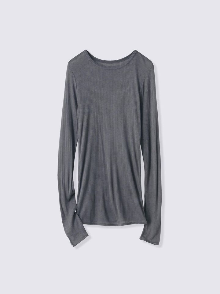 ダークグレーのクルーネック長袖Tシャツの物撮り
