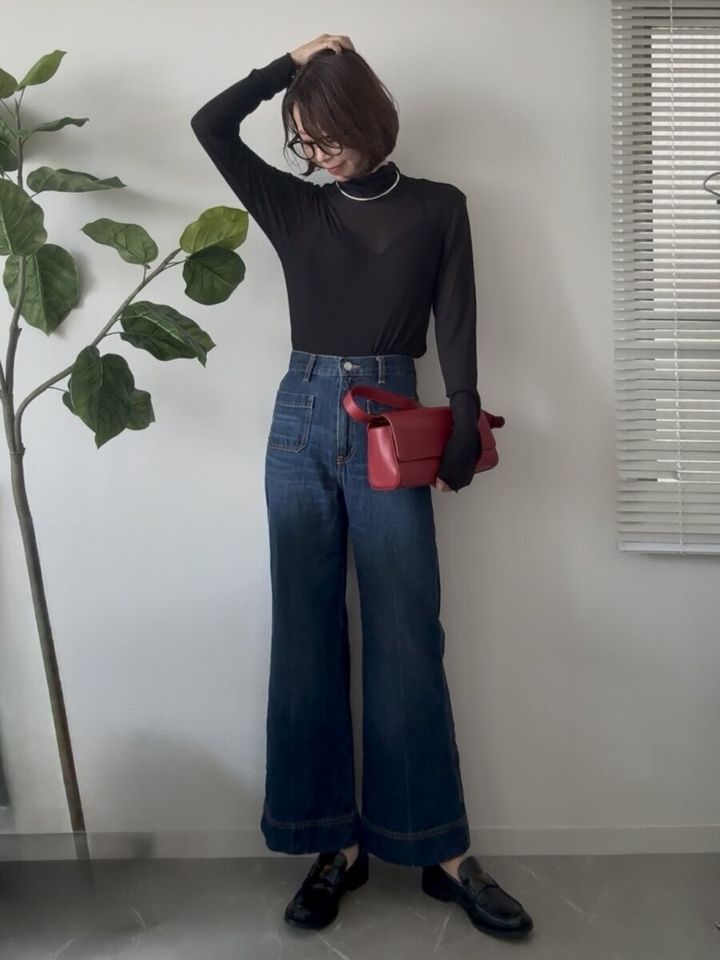 黒タートルネックTとワイドデニムを合わせたシンプルコーデ