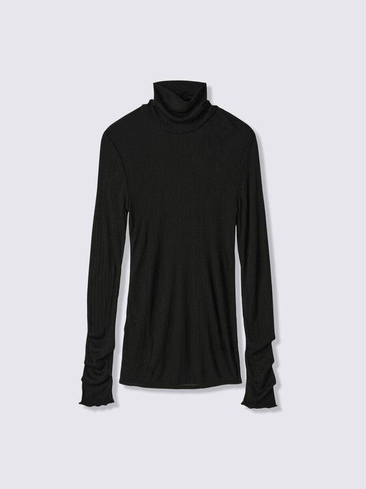 黒のタートルネック長袖Tシャツの物撮り