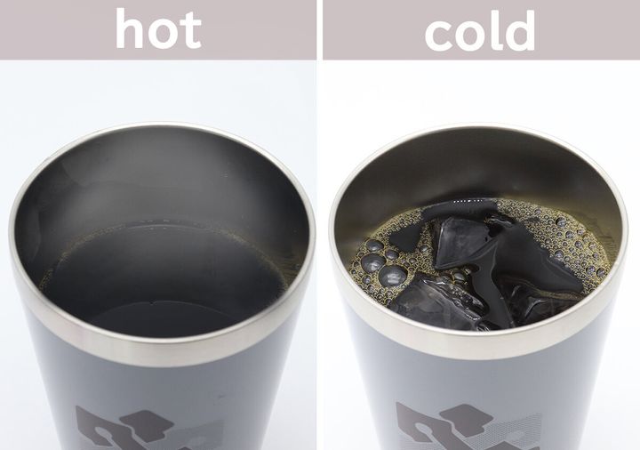 タンブラーにホットコーヒーと氷入りアイスコーヒーを入れた状態