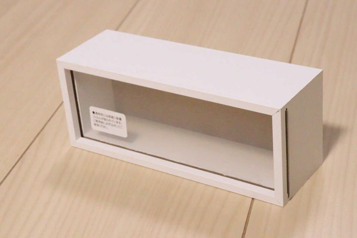 白い木目調のディスプレイボックスを斜め上から見た状態