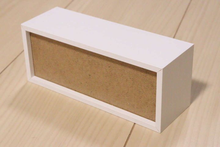 透明な板が外された状態のディスプレイボックス