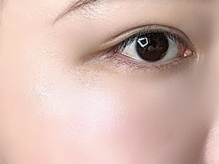 女性の目元と頬に塗布されツヤが出ている様子