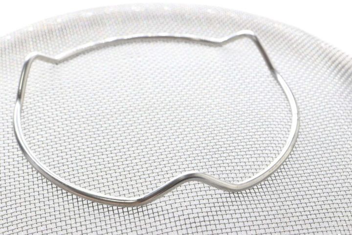 ステンレス製の浅型ザルに猫の形のワイヤーが置かれている