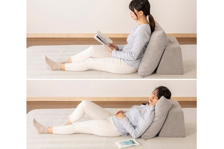 女性がグレーのソファクッションにもたれ本を読む姿と、横になり目を閉じリラックスする姿。