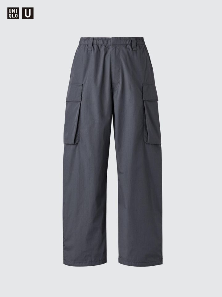 UNIQLO Uのロゴが入ったグレーのワイドフィットカーゴパンツ