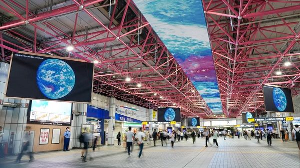 【愛知県名古屋市】金山総合駅の大型デジタルサイネージで、宇宙から見た地球の姿を届ける特別映像を放映