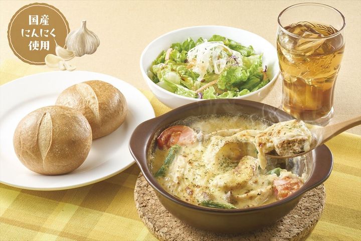 「スプーンで食べるシュクメルリ風ハンバーグ」（※写真はサラダやドリンクが付いたフェアセット）のイメージ