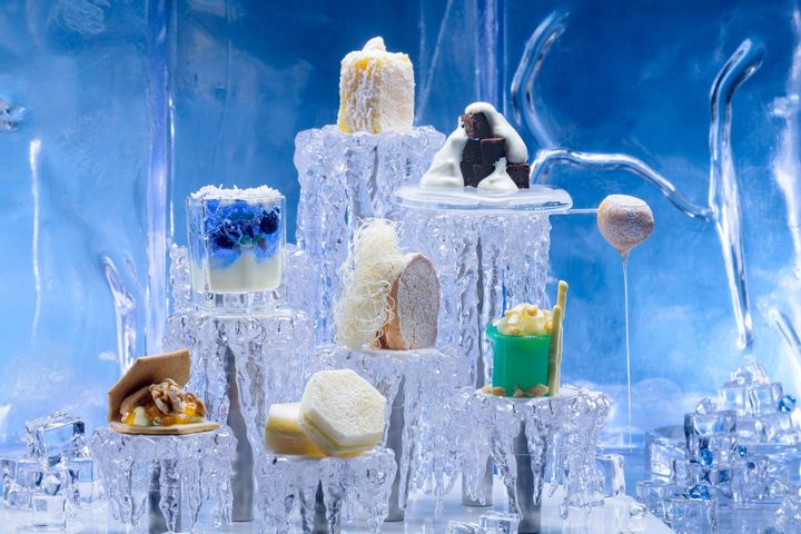 氷瀑アフタヌーンティー 氷柱形ティースタンドとスイーツ