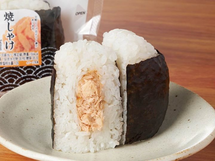 ファミリーマートは「直巻おむすび」4種類の値下げを告知。9月22日から11円安くなり、29日には147円のお手軽おむすびも新登場します。（サムネイル画像出典：プレスリリースより）