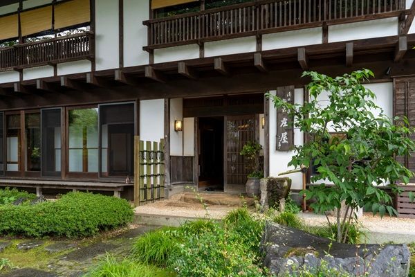 【群馬県みなかみ町】温泉旅館「御宿 庄屋」がリニューアル。家具ブランドMASTERWALが家具選定などを担当