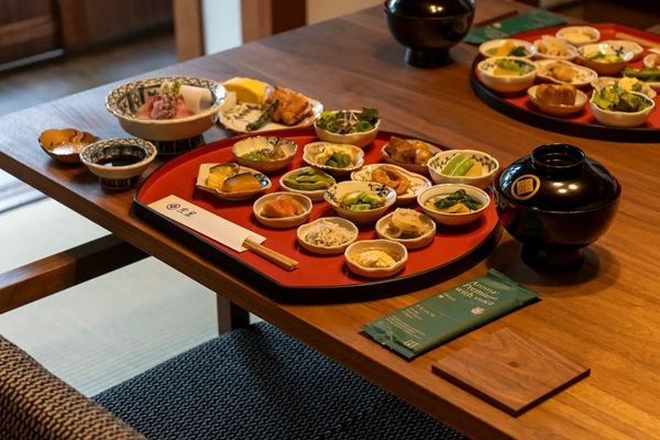 【群馬県みなかみ町】温泉旅館「御宿 庄屋」がリニューアル。家具ブランドMASTERWALが家具選定などを担当