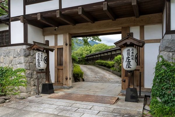 【群馬県みなかみ町】温泉旅館「御宿 庄屋」がリニューアル。家具ブランドMASTERWALが家具選定などを担当