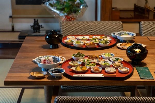 【群馬県みなかみ町】温泉旅館「御宿 庄屋」がリニューアル。家具ブランドMASTERWALが家具選定などを担当