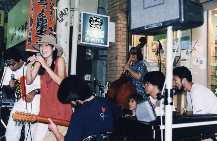 「沖縄での投げ銭ライブでは、いろいろな世代の人に喜んでもらうために自分の歌以外もたくさん歌いました。一日の最後に一緒に演奏したミュージシャンと投げ銭を均等に分けるんです（笑）」