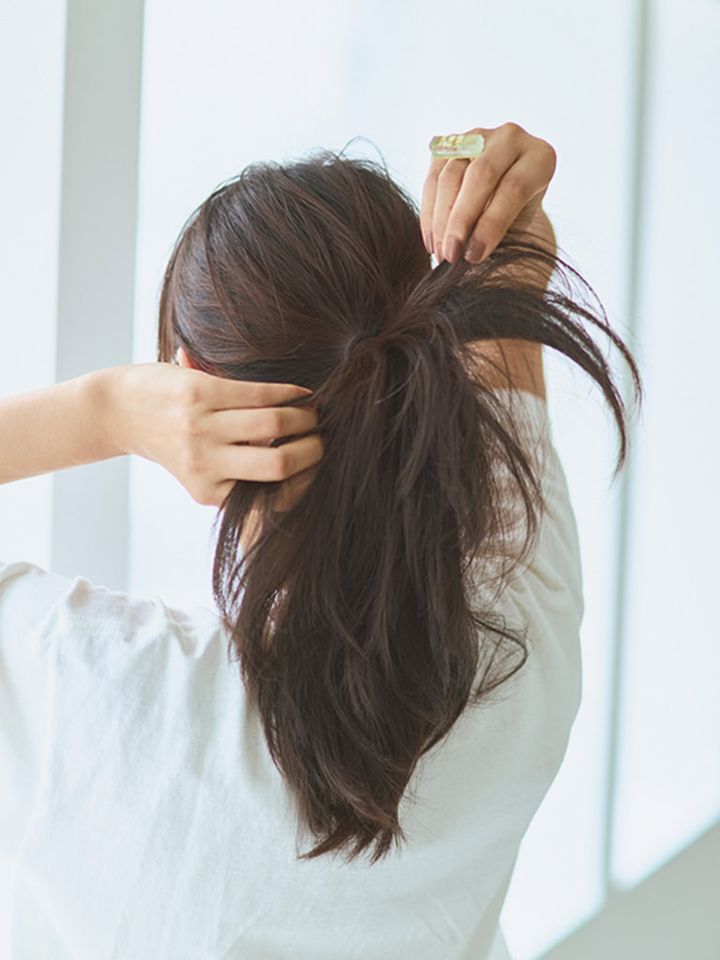 後ろ姿が貧相なポニーテールにならないように、結んだ先の部分をほぐし、動きを出します。マエノリレイヤーなら軽くほぐすだけできれいなシルエットに。