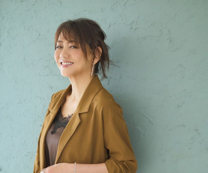 ウェービーヘアピン¥13,200／コレットマルーフ（ザ ヘア バー トウキョウ）、ジャケット¥12,100／ノミネ、キャミソール¥15,400／ルージュ・ヴィフ（ともにアバ ハウスインターナショナル オンラインストア）、レギンスパンツ¥41,800／ジェイドット（ジェイドット 自由が丘八雲店）、バッグ ¥38,500／リンレザー、ピアス¥12,100、リング¥22,000／ともにワンエーアールバイウノアエレ（ウノアエレ ジャパン）、ブレスレット¥28,600／バー ジュエリー（エルディスト ショールーム）