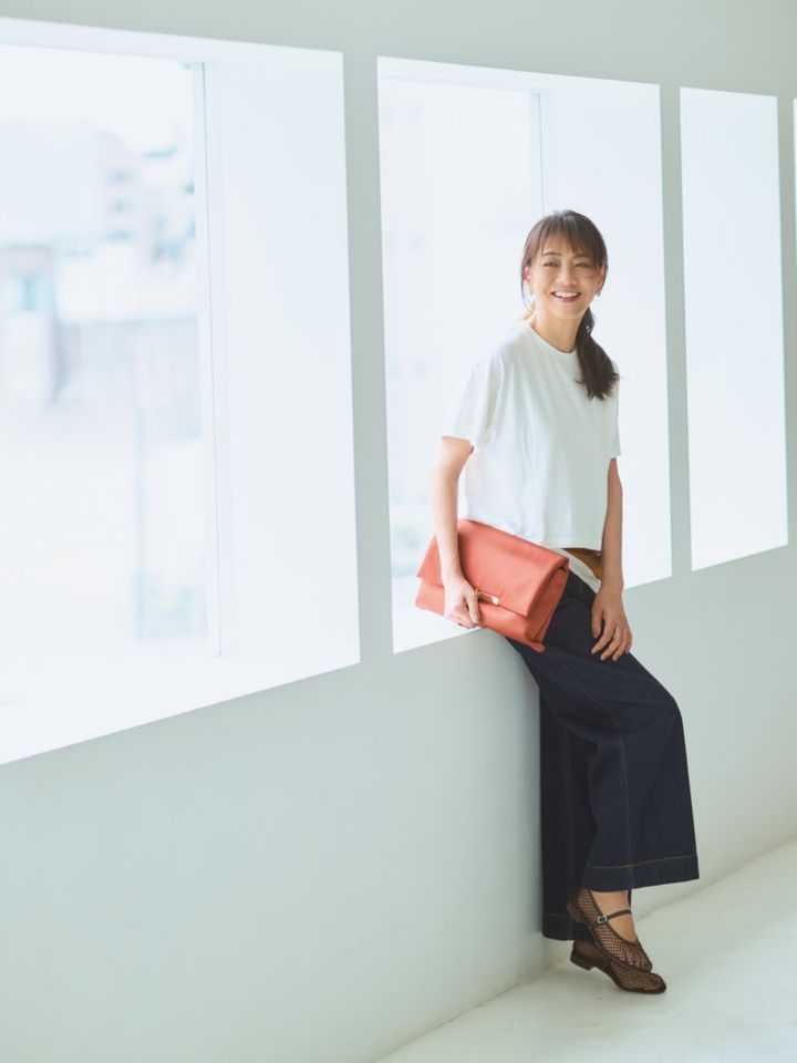 シルクタイ＆シュシュ¥13,200／ザ ヘア バー トウキョウ、Tシャツ¥13,200／フィルメランジェ、デニムパンツ¥42,900／ジェイドット（ジェイドット 自由が丘八雲店）、腰に巻いたスカーフ¥26,840／テラ（ティースクエア プレスルーム）、バッグ¥28,600／サムウエアステュディオ（エルディスト ショールーム）、靴¥14,850／ダイアナ（ダイアナ 銀座本店）、ピアス¥41,800／ウノアエレシルバーコレクション（ウノアエレ ジャパン）、リング¥23,100／アビステ