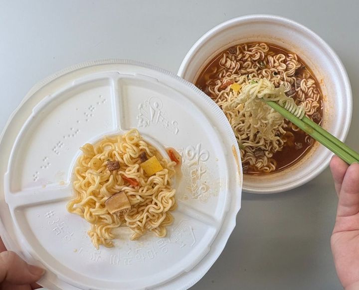 お湯を入れて待っている間は蓋として、食べるときはお皿として使える