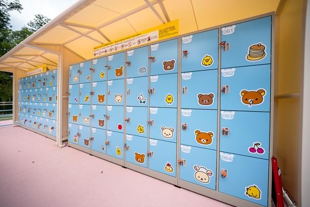 乗船前に、かわいいイラストがあしらわれたロッカーに手荷物を預けよう