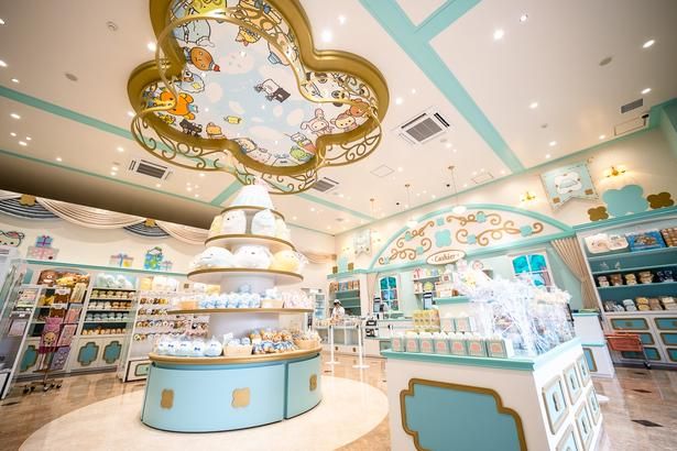 店内は、宮殿のようにラグジュアリーだけれどかわいい、サンエックスならではの世界観が広がる