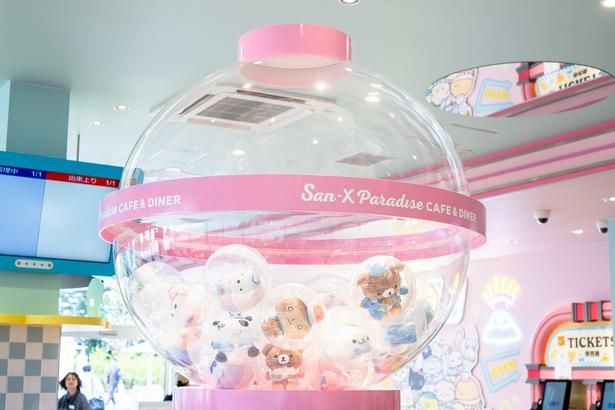 「San-x Paradise Cafe & Diner」の店内には、かわいい装飾がいっぱい！お気に入りの席を見つけて、おいしい料理やスイーツを楽しんで