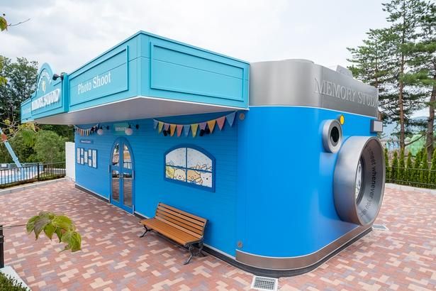 「MEMORY STUDIO」のブルーの建物は、横から見るとカメラの形になっている